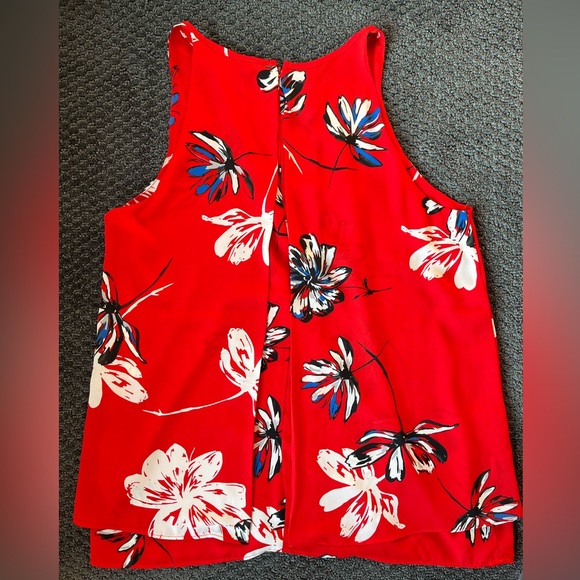 Sleeveless top with bright flower print - Picture 2 of 4